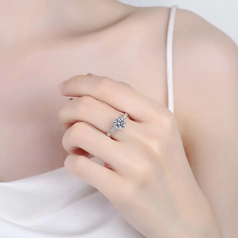 Fashionable Classic Moissanite Ring