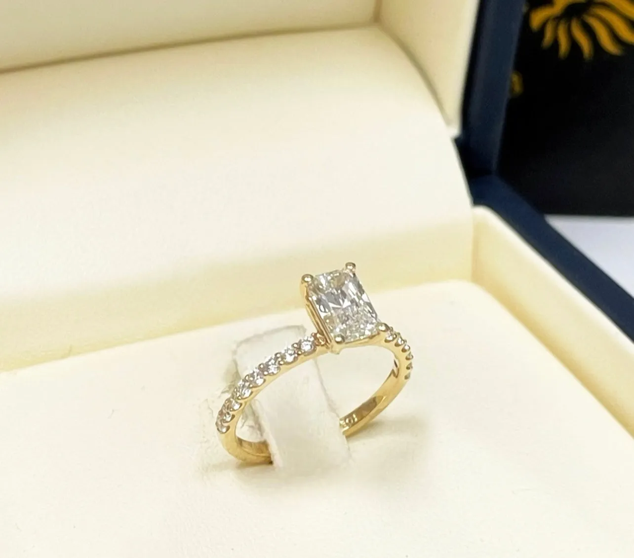 Lab grown diamond engagement ring