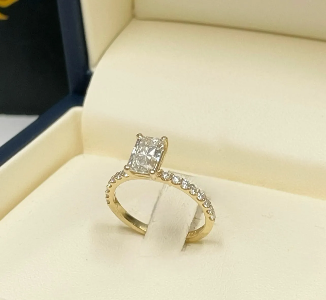 Lab grown diamond engagement ring