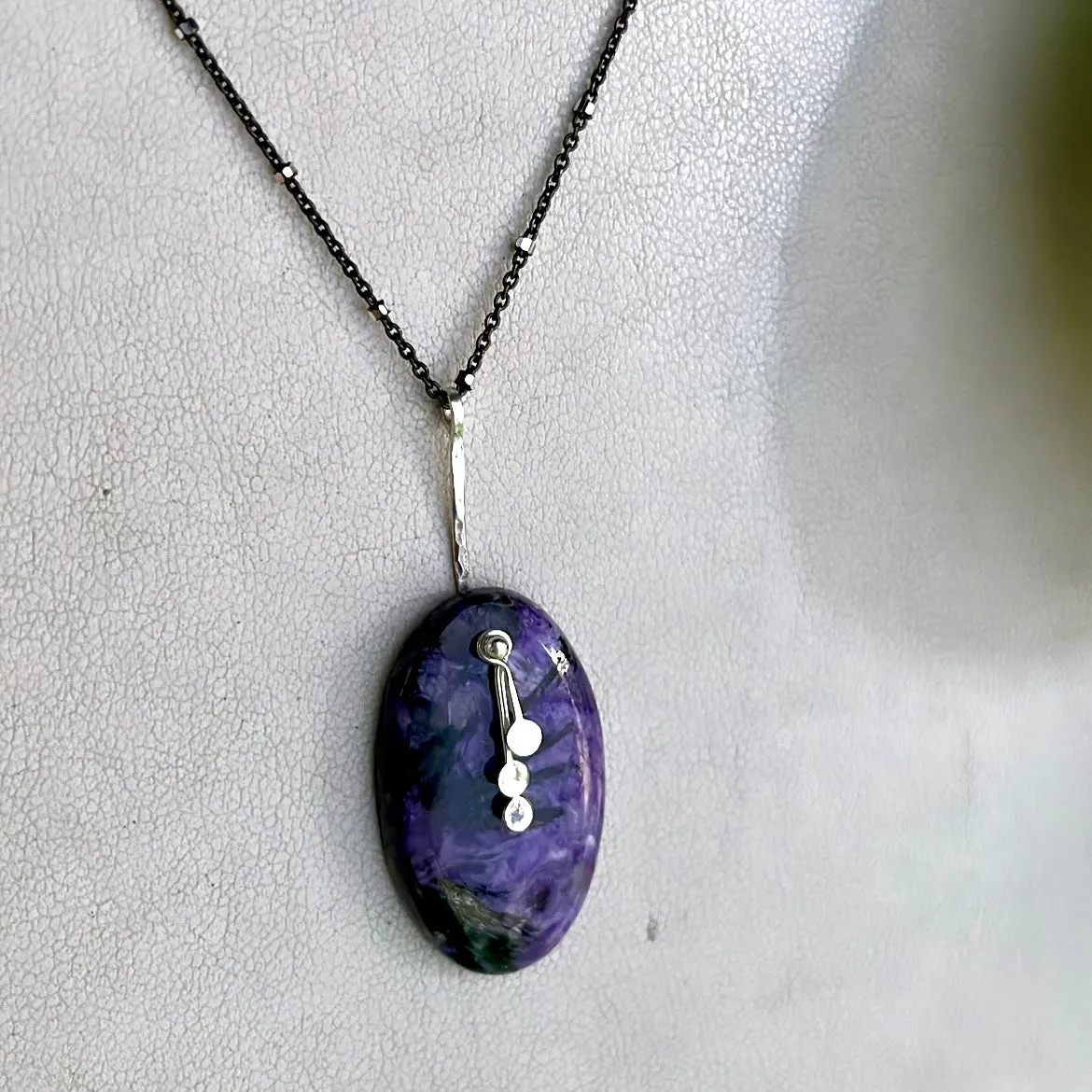 Pendulum dots oval charoite