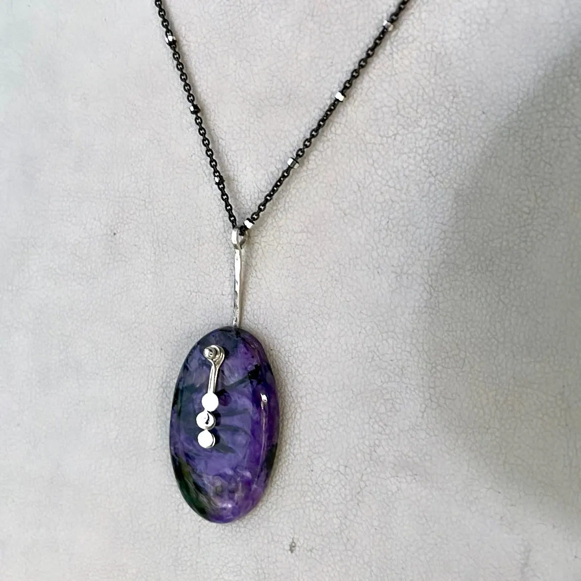 Pendulum dots oval charoite